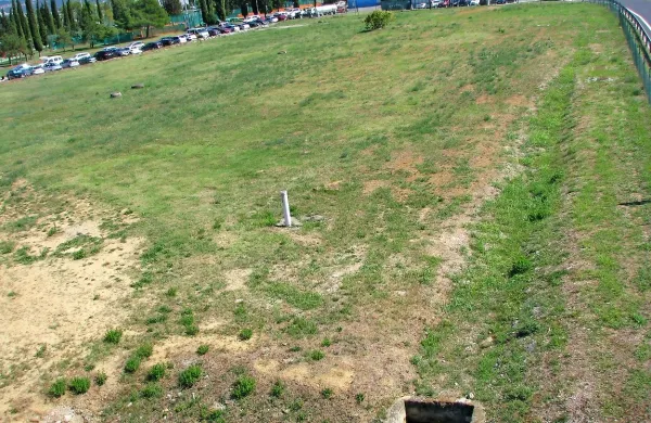 Koprski občinski svet je z odlokom začasno zavaroval 
urejanje prostora na    zemljiščih pri bencinskem servisu ob hitri 
cesti, nasproti športnega parka  Bonifika.