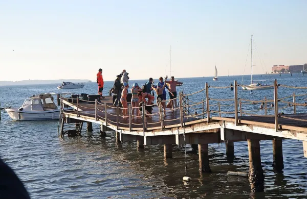 Stari leseni pomol na portoroški plaži se je pod težo 
obiskovalcev vdrl. 