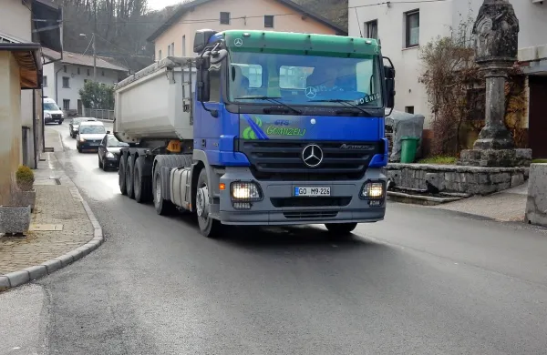 Cesta skozi Volče je   stisnjena med hiše, tovorna vozila se 
težko srečujejo. 