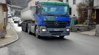 Cesta skozi Volče je   stisnjena med hiše, tovorna vozila se 
težko srečujejo. 