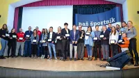 Tako so se dobitniki nagrad Naš športnik 2017  postavili pred 
fotografski  objektiv.