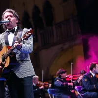 Pet minut po polnoči bodo na Pop TV predvajali veliki koncert 
Magnifica.