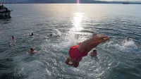 Novoletni kopalci v dežju in soncu (foto)