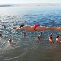 Novoletni kopalci v dežju in soncu (foto)