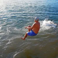 Novoletni kopalci v dežju in soncu (foto)