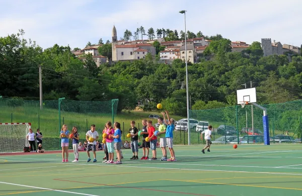  Junija so se v Štanjelu veselili novega igrišča za 160.000 
evrov. Športna društva iz komenske občine pa poudarjajo, da 
je investicij v športno infrastrukturo premalo.