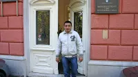 Matjaž Trampuž  jih je v svoji hiši na Krasu skupil 1. novembra 
2016, zaradi nasilništva pa so pred dnevi obsodili 28-letnega 
Srba.

