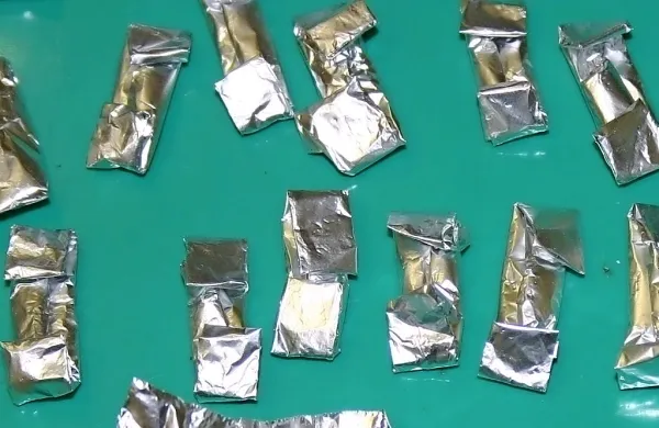Policisti so Izolanu zasegli več zavitkov s prepovedano drogo.