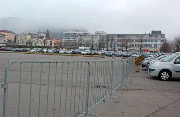 Del parkirišča pred Primorko, ki je v lasti družbe Batagel&Co., 
je že dve leti zagrajen,  saj občina medsebojnih obveznosti s 
podjetjem ni ustrezno uredila, zdaj pa mu je morala vrniti tudi 
komunalni prispevek. 

