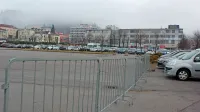 Del parkirišča pred Primorko, ki je v lasti družbe Batagel&Co., 
je že dve leti zagrajen,  saj občina medsebojnih obveznosti s 
podjetjem ni ustrezno uredila, zdaj pa mu je morala vrniti tudi 
komunalni prispevek. 

