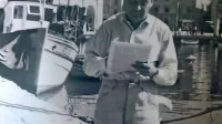 Miha Maleš med skiciranjem v Piranu leta 1960