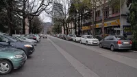  V Delpinovi ulici, pa ne le tam,  bi bilo zelo hitro možno vsaj 
začasno rezervirati parkirna mesta za invalide. Toda na občini 
to odklanjajo, češ, da bo kmalu vse preurejeno.   