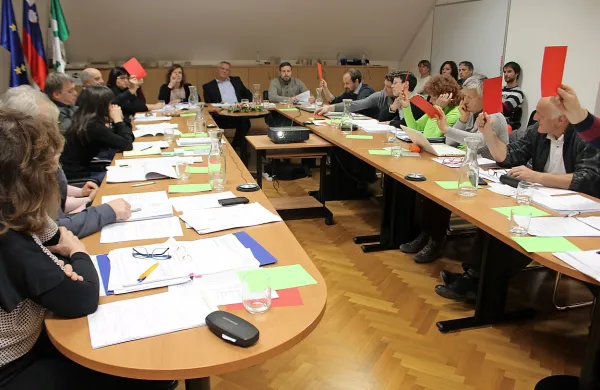 Ker občinski svetniki ne zmorejo čez medsebojne zamere, so 
v prvem branju ponovno zavrnili proračun občine.

