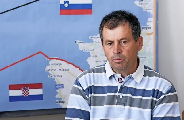 Silvano Radin, ribič:  
“Včasih so nas hrvaški 
policisti opozarjali, da 
se nahajamo v tujem 
morju, zadnje čase pa 
nas  sploh ne 
ogovarjajo več.” 