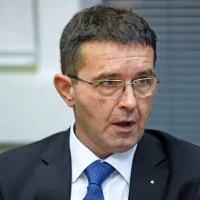 Minister za javno upravo Boris Koprivnikar bo pripravil 
pregled stavkovnih  zahtev vseh sindikatov javnega sektorja.