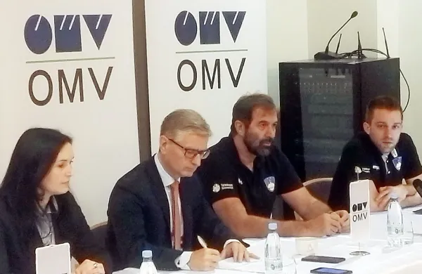 Predsednik Rokometne zveze Slovenije Franjo Bobinac 
(drugi z leve) in selektor slovenskih rokometašev Veselin 
Vujović (tretji z leve)  napovedujeta pestro dogajanje med 
evropskim prvenstvom na Hrvaškem.  