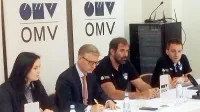 Predsednik Rokometne zveze Slovenije Franjo Bobinac 
(drugi z leve) in selektor slovenskih rokometašev Veselin 
Vujović (tretji z leve)  napovedujeta pestro dogajanje med 
evropskim prvenstvom na Hrvaškem.  