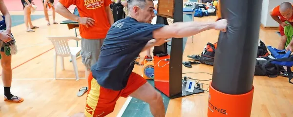  Naprava je zasnovana tako, da meri reakcijske čase vadečega.    tadej cotič