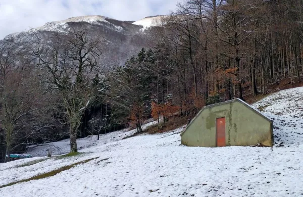 Krajani Malega in Velikega Ubeljskega se želijo še naprej 
oskrbovati iz svojega vodovoda (na fotografiji vodohran), saj 
večjih onesnaževalcev v zaledju nanoških vodnih virov ni.