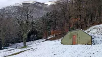 Krajani Malega in Velikega Ubeljskega se želijo še naprej 
oskrbovati iz svojega vodovoda (na fotografiji vodohran), saj 
večjih onesnaževalcev v zaledju nanoških vodnih virov ni.