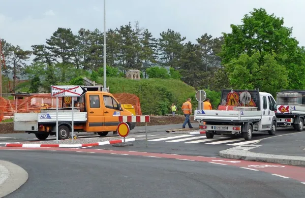 Ko so maja 2015  delavci urejali krožišče pri Divači, so za nakupovalno središče že postavili 
usmerjevalno tablo (levo na fotografiji) in asfaltirali odcep, a trgovine še vedno ni.

 