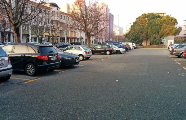 Kangoo italijanske registracije sta s parkirišča pred igralnim salonom odpeljala domačina.