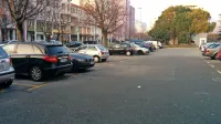 Kangoo italijanske registracije sta s parkirišča pred igralnim salonom odpeljala domačina.