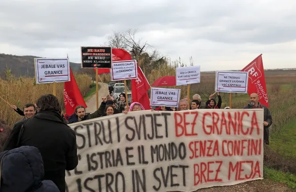 Aktivisti Levice in Delavske fronte so  na “nikogaršnji zemlji” 
pri mejnem prehodu Sečovlje demonstrirali proti razpihovanju nacionalizma.