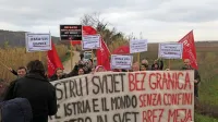 Aktivisti Levice in Delavske fronte so  na “nikogaršnji zemlji” 
pri mejnem prehodu Sečovlje demonstrirali proti razpihovanju nacionalizma.