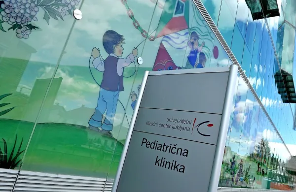  Ljudi, ki so bolni, so pozvali, naj ne prihajajo na obisk na 
pediatrično kliniko, saj lahko s tem življenjsko ogrozijo hudo 
bolne otroke.