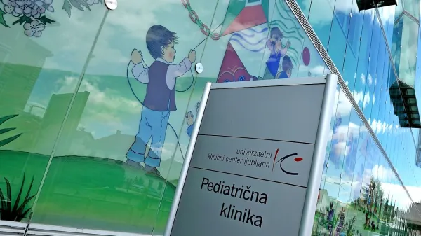  Ljudi, ki so bolni, so pozvali, naj ne prihajajo na obisk na 
pediatrično kliniko, saj lahko s tem življenjsko ogrozijo hudo 
bolne otroke.