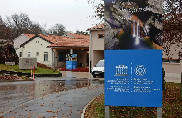 Zaposleni v parku Škocjanske jame se po parku in v bližnje 
kraje odslej vozijo z električnima avtomobiloma, ki manj 
onesnažujeta okolje.