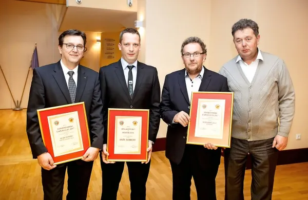 V tradicionalni akciji Radia 94 so se priznanj veselili (z leve): 
direktor družbe SiTOR Stiskalnice Rudi Tomšič, On leta 2017 
Anže Albreht ter brata Andrej in Tomaž Šušteršič, solastnika 
podjetja Šušteršič.