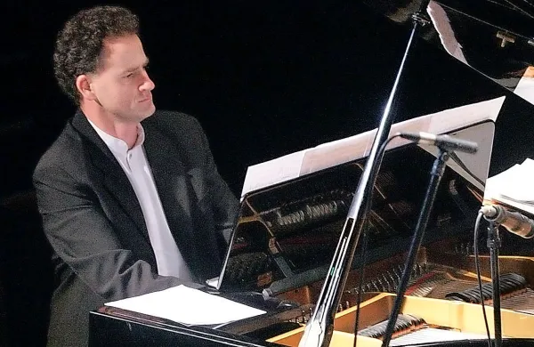 Bojan Glavina je pianist, pedagog in skladatelj, avtor približno 400 del.  