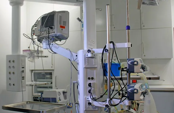 Vpleteni, ki so sodelovali v verigi opremljanja nove šempetrske bolnišnice in nadzora, naj bi po naših podatkih dobili 
vabila na zaslišanja pri preiskovalnem sodniku. 