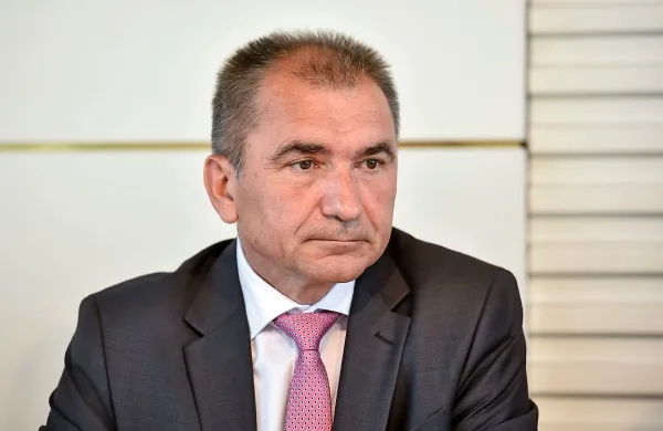 Janko Veber je pojasnil,  da se v poslanski skupini SD v 
zadnjem obdobju ni bilo mogoče poenotiti glede glasovanj o 
pomembnih odločitvah.