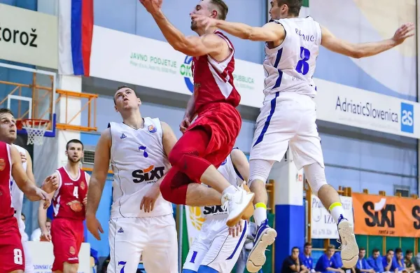 Sežanski košarkar Matic Urbas med prodorom pod koš. 
Dosegel je tudi pet trojk. 