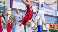 Sežanski košarkar Matic Urbas med prodorom pod koš. 
Dosegel je tudi pet trojk. 