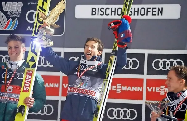 Najboljši trije v seštevku novoletne turneje (z leve): Norvežan  
Anders Fannemel, Poljak  Kamil Stoch in Nemec Andreas 
Wellinger.