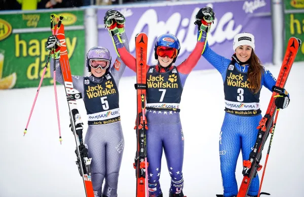 Mikaela Shiffrin (v sredini) je bila v Kranjski Gori nepremagljiva.