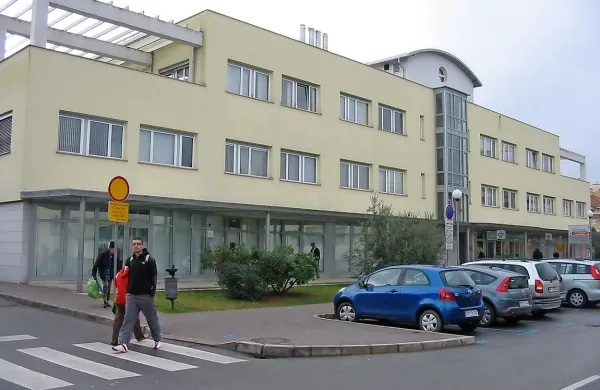 Dan po obisku v ljubljanski pediatrični kliniki se je moški z 
otrokom oglasil tudi v pediatrični ambulanti izolskega zdravstvenega doma.