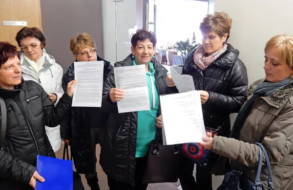 Odpovedi zaposlitve, ki so jih delavke tako prejele 16. decembra 2016, so bile nezakonite, je odločilo delovno 
sodišče, ki je nato še odločilo, da mora zaradi prevzema dejavnosti delavke zaposliti Kobilarna Lipica.

