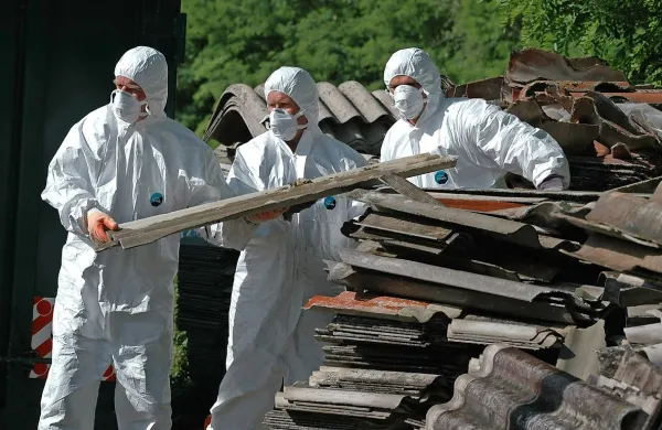 Odvoz azbestne kritine, zložene na paleti in ovite v folijo, 
stane 170 evrov na tono. V Pivki bodo sofinancirali približno 
75 odstotkov tega zneska. 