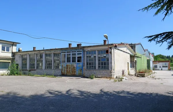 Največji sklop delavnic in skladišč v Komnu bo naprodaj 23. 
januarja. Zanimanje zanj je, pravi stečajna upraviteljica. 