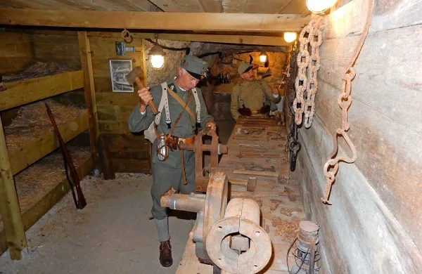  Na Sabotin seveda “vleče” prva svetovna vojna, vendar ne 
samo to. 
