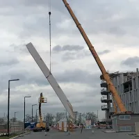 V poznih popoldanskih urah so počen nosilec že odstranili. 