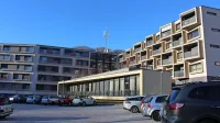 Težavna dostopnost in hude stiske starostnikov ter svojcev po menjavi direktorjev v 
razkošnem domu upokojencev ne bodo izginile.