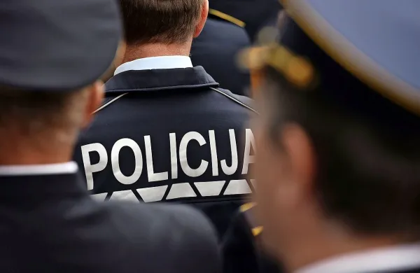 Pomožne policiste vpokličejo, ko je treba zaradi nemotenega 
dela nadomestiti večje število aktivnih policistov.