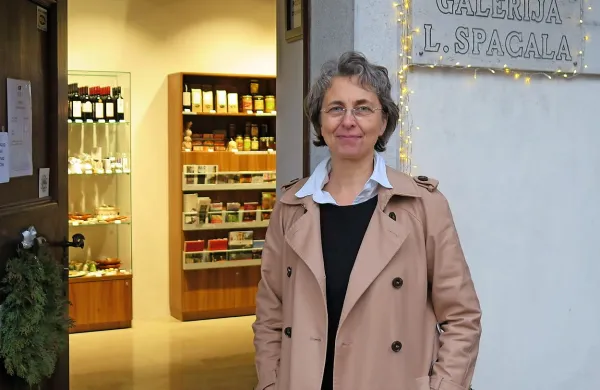 Direktorica Polona Abram pred Galerijo Lojzeta Spacala, ki 
bo letos praznovala 30. obletnico.