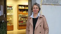 Direktorica Polona Abram pred Galerijo Lojzeta Spacala, ki 
bo letos praznovala 30. obletnico.